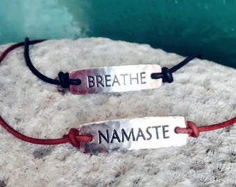 TierraCast Pewter plata enlace unisex cuero grabado pulsera de los hombres cuero rústico plata joyería yoga joyería boho, regalo para él