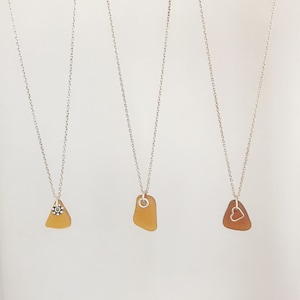 Elegant halsband med äkta, brunt havsglasmönster och geometrisk triangelcirkel, elegant hjärthalsband i lager-på-lager-stil, moderna minimalistiska smycken