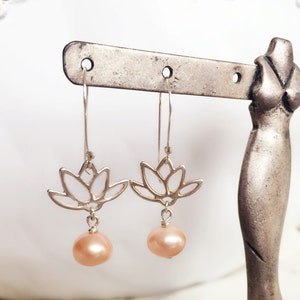 Sterling zilveren Lotus met 5mm Freshwater pearl earring / schoon en eenvoudig/Yoga sieraden