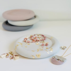 Handmade Round Concrete Tray: Minimalist Jewelry & Candle Decor