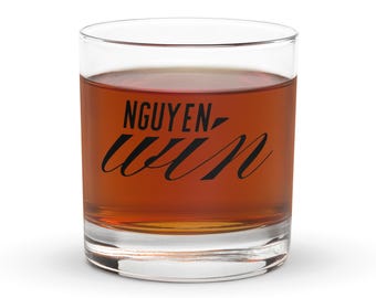 NGUYEN Win Rocks Glas | 10,5 oz Whiskyglas | Vietnamesisches Nachname-Wortspiel | Lustiges Barware Geschenk | Nguyen Pride Trinkgefäß | Viet Humor Geschenk