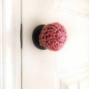 Mommy&#39;s Little Helper Crochet Childproof Doorknob Cover Pattern