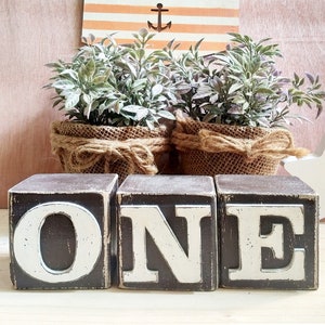 Letras de bloque ONE, decoración para primer cumpleaños, letras ONE de madera, centro de mesa con letras para el primer cumpleaños, letras One para el primer cumpleaños