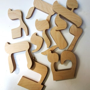 Hebräische Holzbuchstaben, hebräisches Holzalphabet, hebräische unvollendete Buchstaben