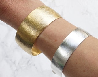 Breites Manschettenarmband, modernes Goldmanschettenarmband, Messingarmbänder, überzogene offene Goldmanschette, Aussagegoldmanschette, silberne Manschette, Armreif für Frauen