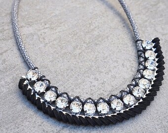 Collana nera, collane in pelle nera per donna, collana in pelle con cristalli, collana boho, collana unica per donna