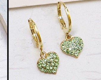Herz Charm Ohrringe, hellgrüne Ohrringe Frauen, grüne Ohrringe, Huggie Herz Ohrringe, Freundin Geschenk, zarte Ohrringe, kleines Herz