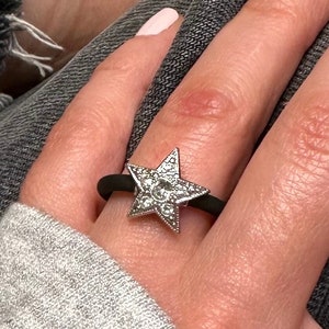 Silikonring mit Steinen, schwarze Silikonringband, Ring mit Stern, Silikon-Verlobungsring, Silikonring Frauen, klarer Kristallring Frauen
