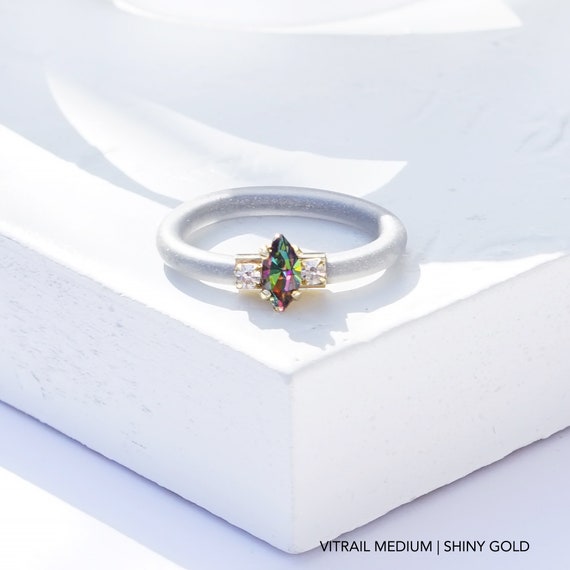 Anelli In Silicone Un Uomo Con Un Anello Di Fidanzamento Che Fa La Proposta Di Matrimonio Alla 1148408 - Foto 2