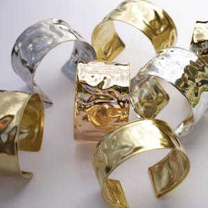 Breites Manschettenarmband, modernes Gold Manschettenarmband, breites Armband, Gold offene Manschette, Statement Silber Manschette, Gold Manschette, dicker Armreif für Frauen