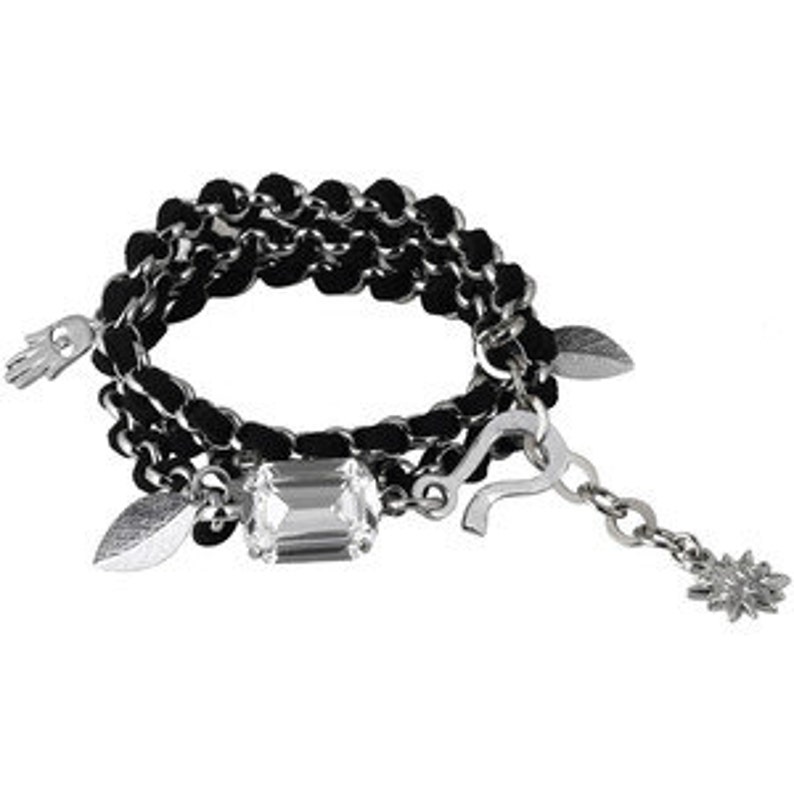 Op de afbeelding: Een armband van zwart fluweel en een zilveren ketting met bedels, waaronder een grote heldere kristal, een blad, een hand, een ster en een haak.