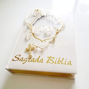 Sagrada Biblia En Espanol Blanca con Dorado Con un Rosario de Cristal
