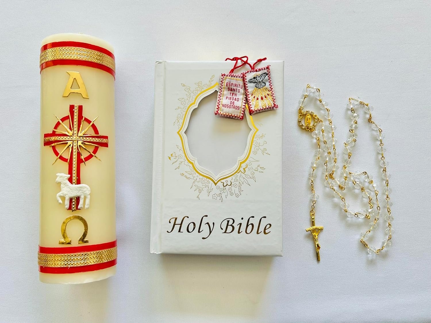 Set Para Confirmacion: Vela con Cruz Roja (8" x 3"), Biblia Dorada en Ingles (6.5" x 4.5"), Escapulario Tejido de Hilo y Rosario de Cristal