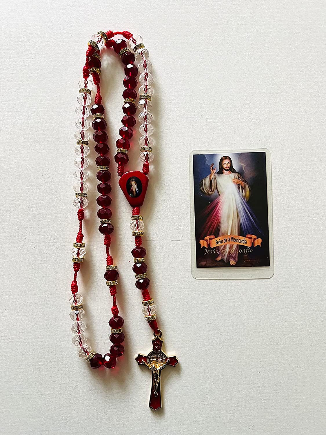 Set de La Divina Misericordia: Rojo Rosario de Cristal y Tarjeta Laminada con Oracion"Senor de la Misericordia"