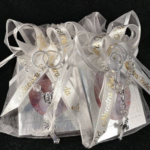 Organza Favor Bags(12) (Personalizados con Nombre y Fecha). Elegantes Recuerdos de Nuestra Boda. Pequenos Libros de Rezo Para Bolsillo