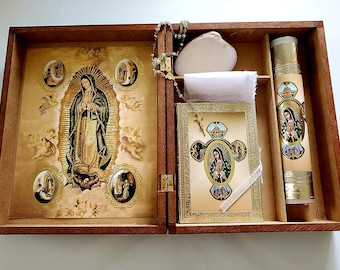 Vela para Bautizo con Caja de Madera con 12 Organzas de Recuerdos con Rosarios En Espanol