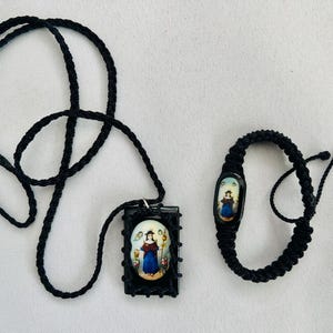 Set de Niño de Atocha: Escapulario con Colgante de Madera y Escapulario