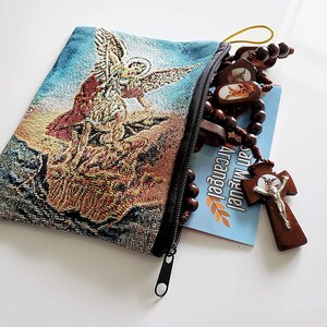 Regalo De El Protector San Miguel Archangel Con Bolsita,Rezos Y Rosario De Madera
