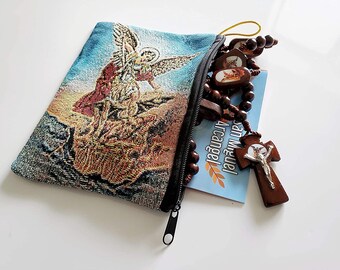 Regalo De El Protector San Miguel Archangel Con Bolsita,Rezos Y Rosario De Madera