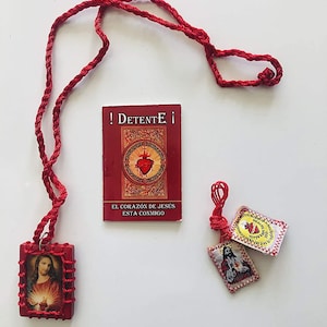 Detente EL Corazon De Jesus Esta Conmigo, Escapulario con la Imagen del Sagrado Corazon de Jesus y Escapulario de Hilo
