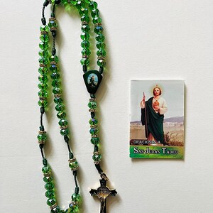 Set de San Judas Tadeo: Verde Rosario de Cristal y Libro de Bolsillo&quot;Oraciones a San Juadas Tadeo&quot;