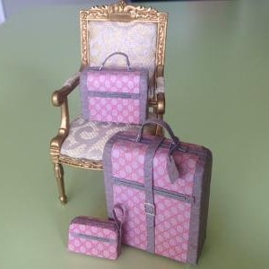 Conjunto de malas de grife de três peças rosa para casa de bonecas
