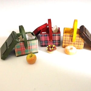 Dollhouse miniature retro lunchbox – two colourways