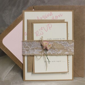 Faire-part de mariage de Style Country avec dentelle toile de jute, ficelle et Roses avec doublure d’enveloppe