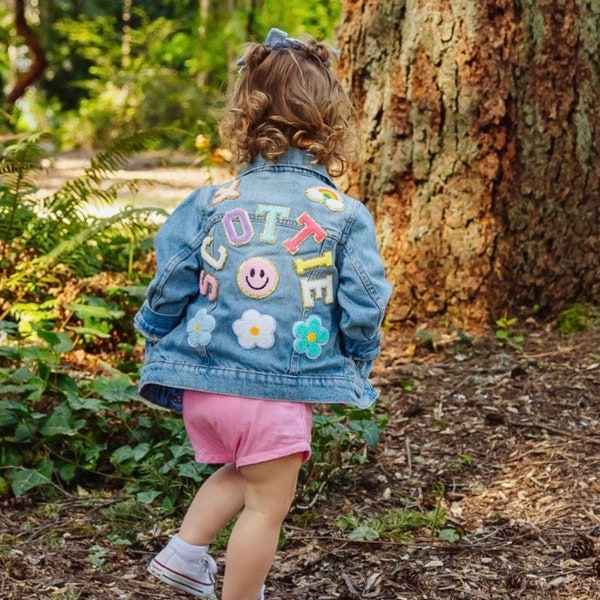 Machine genaaid denim jeansjack van de hoogste kwaliteit met aangepaste chenille-patches voor baby's, peuters en meisjes. Machinewasbaar