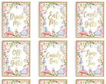 Puede incluir: Nueve carteles imprimibles con temática de Alicia en el País de las Maravillas con texto dorado e ilustraciones de acuarela. Los carteles incluyen frases como "Bebe Me", "Come Me", "Tarjetas y Regalos", "Fuera de sus Regalos", "Barra de Caramelos", "Hora del Té", "Este Te Hace Más Pequeño", "Este Te Hace Más Alto", y "Libros y Regalos".