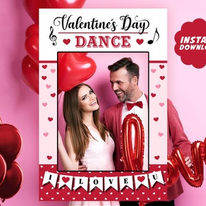 Könnte beinhalten: Ein Fotobooth-Requisit zum Valentinstag in den Farben Rot, Weiß und Rosa. Das Requisit verfügt über einen herzförmigen Rahmen mit dem Text "Valentine's Day Dance" und ein Banner mit der Aufschrift "I Love You".