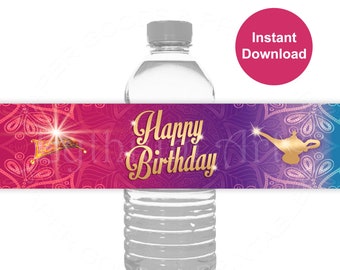 Peut inclure: Une bouteille d'eau transparente avec une étiquette décorative dorée « Joyeux Anniversaire ». L'étiquette présente un fond dégradé rose, violet et bleu avec un tapis volant et une lampe de génie. Un cercle rose avec « Téléchargement instantané » est en haut à droite.