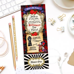 Peut inclure: Une invitation &agrave; un go&ucirc;ter d'Halloween avec un th&egrave;me rouge, noir et blanc. L'invitation pr&eacute;sente un trou de serrure, une carte &agrave; jouer et une rose rouge. Le texte sur l'invitation indique "Ne soyez pas en retard !" "Rejoignez-nous si vous osez... dans votre meilleur costume et c&eacute;l&eacute;brez &agrave; notre go&ucirc;ter d'Halloween !" "30 octobre 16h30 - 19h30" "En bas du terrier du lapin, 176 Everitt Road, A 480647" "RSVP &agrave; la Reine : 296755081" et "Entr&eacute;e unique".