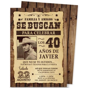 Puede incluir: Una invitación rústica con un diseño vintage, con una imagen en tonos sepia de un hombre con sombrero de vaquero. El texto dice "Familia y Amigos, Se Buscan Para Celebrar Los 40 Años De Javier". Incluye detalles del evento e información de RSVP.