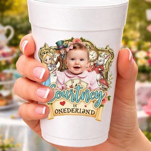Puede incluir: Vaso de espuma blanco con un diseño temático de Alicia en el país de las maravillas. El diseño incluye una foto de una niña, el texto "Courtney in Onerderland" e ilustraciones de personajes.
