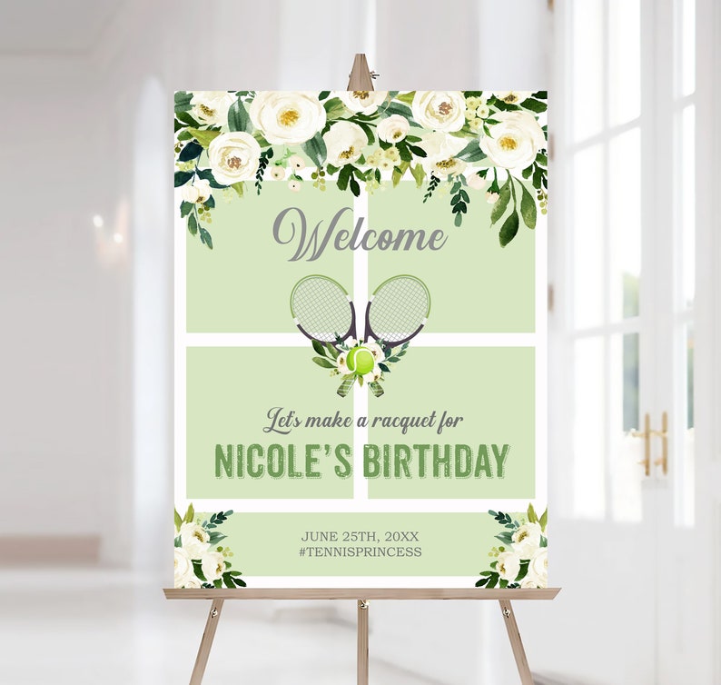 Pu&ograve; includere: Un cartello di benvenuto per una festa di compleanno a tema tennis. Il cartello presenta uno sfondo verde chiaro, decorazioni floreali bianche e la parola "Benvenuto". Include racchette da tennis, una palla e il testo "Let's make a racquet for NICOLE'S BIRTHDAY."