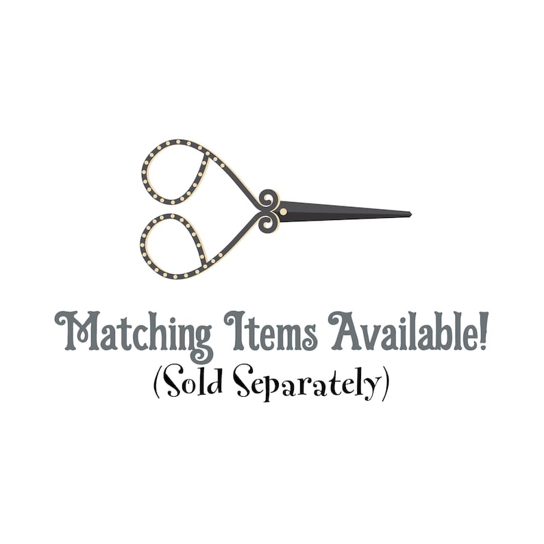 Pu&ograve; includere: Forbici nere decorative con dettagli dorati e un design unico. Le forbici hanno una punta affilata e manici curvi. Il testo "Matching Items Available! (Sold Separately)" &egrave; sotto.