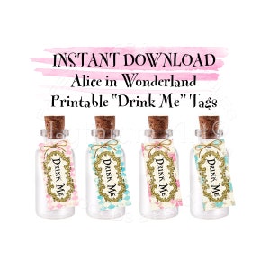 Puede incluir: Cuatro botellas de vidrio transparente con tapas de corcho y etiquetas imprimibles "Drink Me". Las etiquetas tienen un diseño vintage con detalles dorados y un fondo rosa, azul o blanco. Las botellas son perfectas para una fiesta temática de Alicia en el País de las Maravillas.