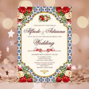 Puede incluir: Una tarjeta de invitación de boda rectangular con un centro color crema y texto rojo que dice Alfredo & Adriana, Wedding y detalles del evento. El borde muestra un patrón de azulejos azul y blanco con ramos de rosas rojas y crema.