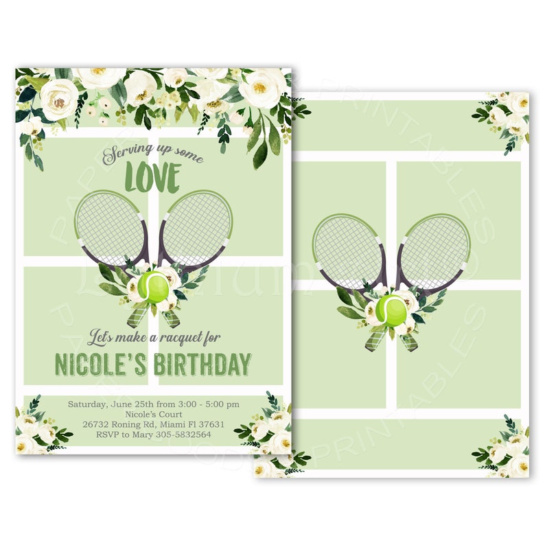 Pu&ograve; includere: Invito di compleanno a tema tennis verde chiaro con accenti floreali bianchi. Presenta racchette da tennis, una pallina da tennis e il testo "Serving up some LOVE" e "Nicole's Birthday". Dettagli dell'evento inclusi.