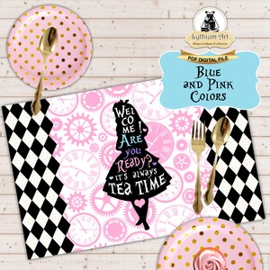 Puede incluir: Un mantel individual imprimible con tem&aacute;tica de Alicia en el Pa&iacute;s de las Maravillas con un patr&oacute;n de cuadros blanco y negro, engranajes rosa y blanco y una silueta de Alicia con el texto "Welco me! Are you Ready? It's always Tea Time".