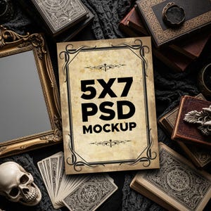 Puede incluir: Una maqueta PSD 5x7 con un borde adornado, rodeada de libros antiguos, cartas del tarot, una calavera y un espejo con marco dorado. La maqueta tiene una apariencia de pergamino vintage con el texto "5X7 PSD MOCKUP" en letras negras en negrita. La escena tiene una estética oscura y gótica.