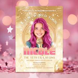 Puede incluir: Un cartel promocional para un K-Pop World Tour. Presenta a una joven con cabello rosado sosteniendo un micrófono. El cartel tiene detalles dorados y rosas, con el nombre "Nicole" en un lugar destacado. Los detalles del evento incluyen la fecha, la hora y el lugar.