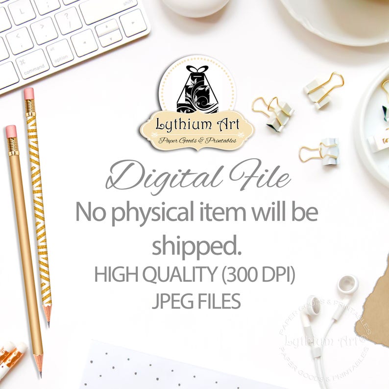 Pu&ograve; includere: Vista dall'alto di uno spazio di lavoro con tastiera, matite e cancelleria. L'immagine presenta il testo "Digital File" e "No physical item will be shipped." &Egrave; visibile anche il logo di Lythium Art.