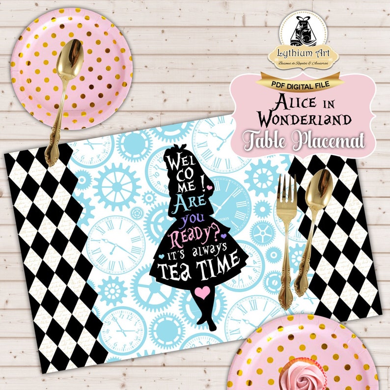 Puede incluir: Salvamanteles tem&aacute;tico de Alicia en el Pa&iacute;s de las Maravillas con un patr&oacute;n de cuadros negros y blancos, engranajes azules y una silueta de Alicia con el texto "Welco me! Are you Ready? It's always Tea Time".