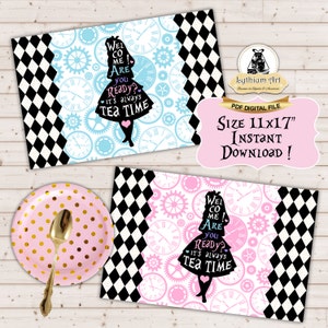 Puede incluir: Dos tarjetas de lugar imprimibles con tem&aacute;tica de Alicia en el Pa&iacute;s de las Maravillas. La tarjeta superior tiene un fondo azul con una silueta de Alicia y el texto "Wel Co Me! Are you Ready? It's always Tea Time". La tarjeta inferior tiene un fondo rosa con el mismo texto y la misma silueta. Ambas tarjetas de lugar tienen un patr&oacute;n de cuadros blanco y negro en el fondo.