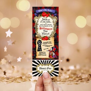 Puede incluir: Una invitación rectangular tipo boleto para una fiesta de té de Halloween con fondo de cuadros rojos y negros, un marco dorado adornado con rosas rojas y texto que dice Don't Be Late, Join us if you dare, Halloween Tea Party y Admit One.