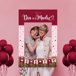 Puede incluir: Un accesorio de cabina de fotos con un marco rojo con lunares blancos y estrellas. El marco tiene un recorte para una foto y dice "Feliz Dia de la Madre" con un corazón. La parte inferior del marco tiene una tabla de madera con las palabras "MAMA #1" con corazones.