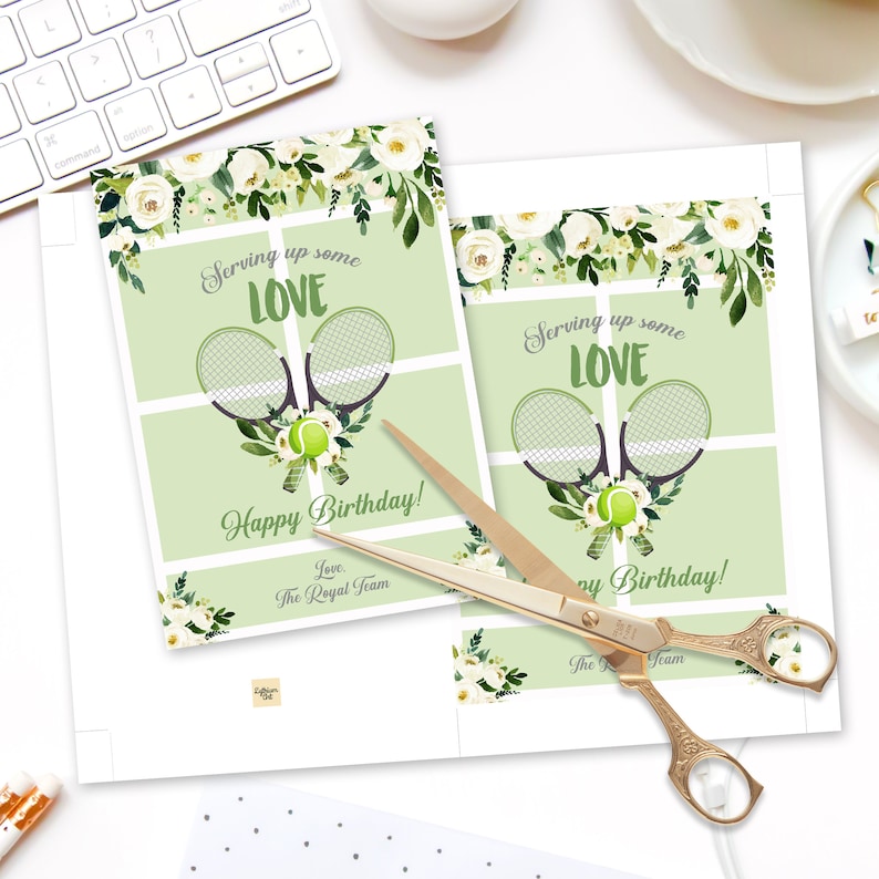 Pu&ograve; includere: Due biglietti di compleanno a tema tennis con il testo "Serving up some LOVE" e "Happy Birthday!". I biglietti presentano racchette da tennis, una palla e decorazioni floreali. Sopra ci sono delle forbici dorate.