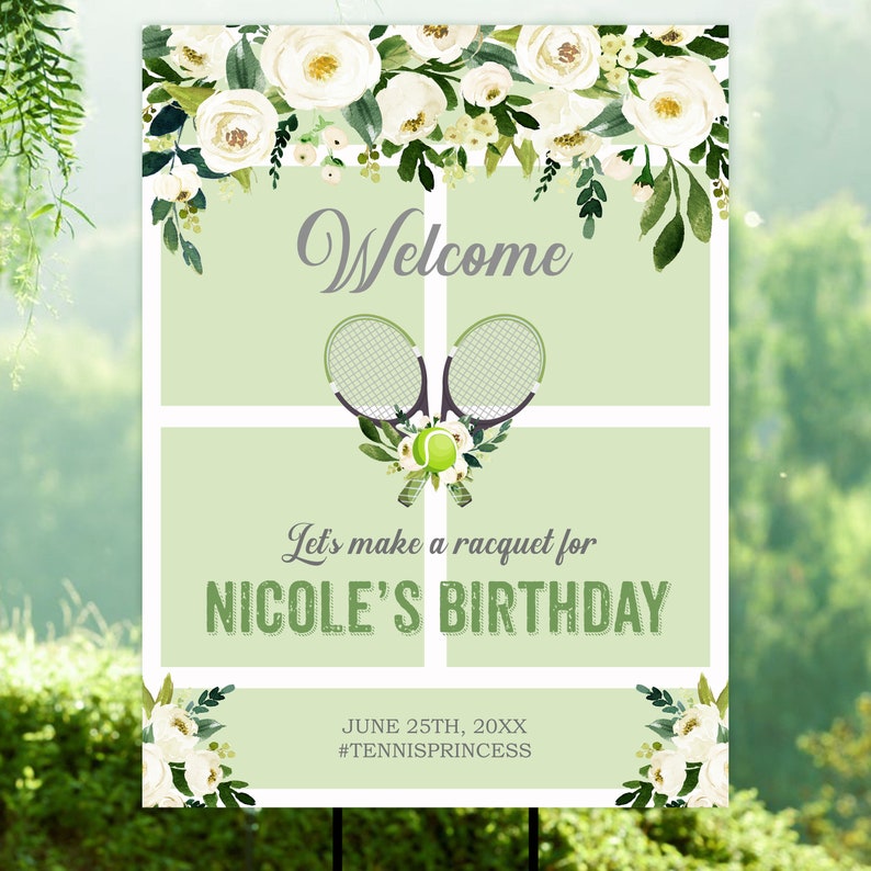 Pu&ograve; includere: Un cartello di benvenuto verde chiaro con accenti floreali bianchi e grafica a tema tennis. Il cartello recita "Benvenuti" e "Facciamo un chiasso per il compleanno di Nicole". Include la data e l'hashtag #TennisPrincess.
